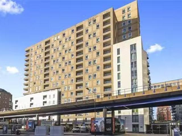Nice 1 BA 2 bedroom flat for rent in East Ferry Road, London.