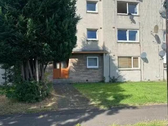 Charming 1 BA 2 bedroom flat for rent in Forrester Park Garden.