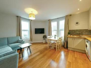 Deal! 1 BA 2 bedroom flat for rent in Flat, Raleigh Road, Bri.