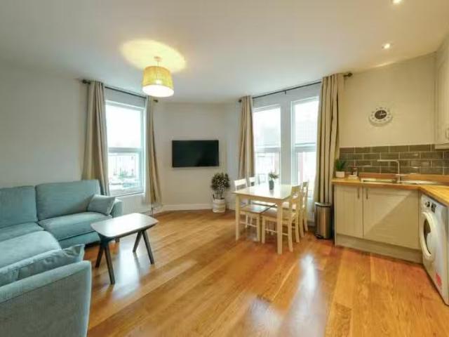 Nice 1 BA 2 bedroom flat for rent in Flat, Raleigh Road, Bris.