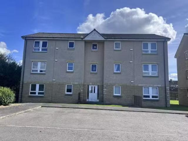 Unique 1 BA 2 bedroom flat for rent in Glenfarg Crescent, Cowd.