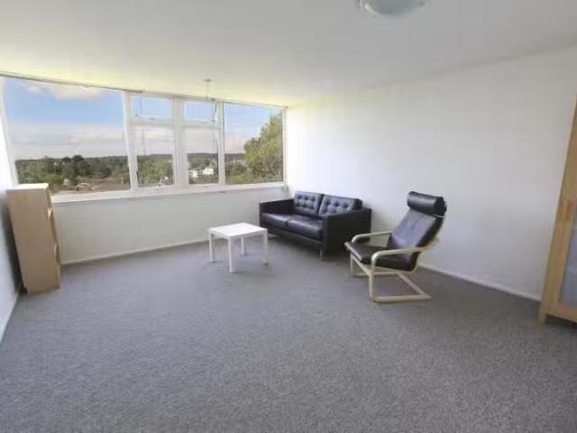 Rental! 1 BA 2 bedroom flat for rent in Howecroft Court, Eastm.