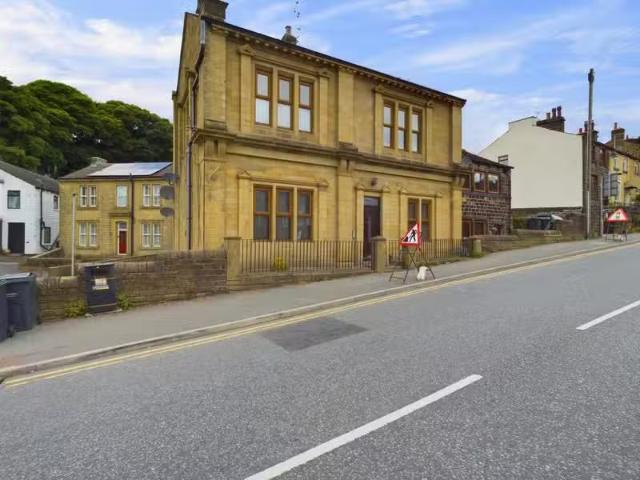 Cozy 1 BA 2 bedroom flat for rent in Keighley Road, Lidget, Oa.