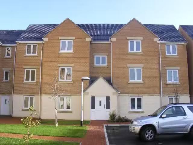 Nice 1 BA 2 bedroom flat for rent in Macfarlane Chase, The Par.