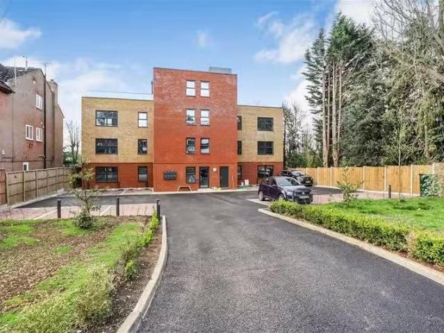Unique 1 BA 2 bedroom flat for rent in Milton Road, Harpenden.