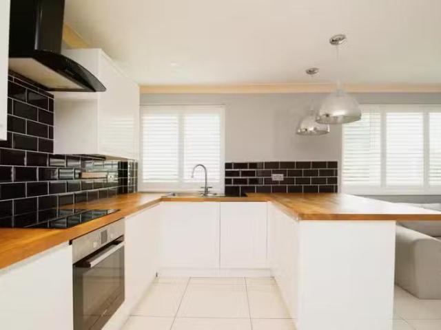 Nice 1 BA 2 bedroom flat for rent in Pennant Crescent, Lakesid.