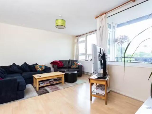 Rental! 1 BA 2 bedroom flat for rent in Pollard Street, London.