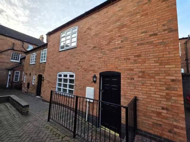 For Rent! 1 BA 2 bedroom house for rent in 2 Bolebridge Street.