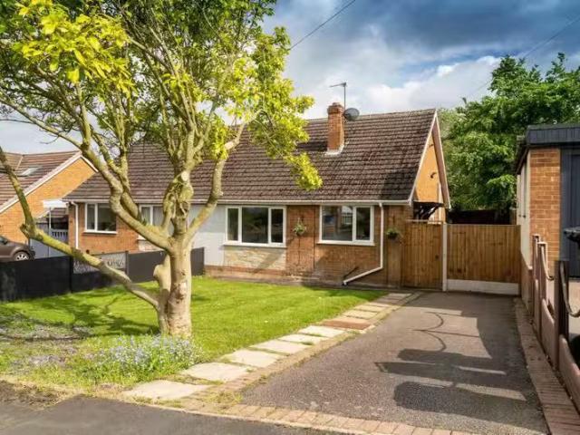 Charming 1 BA 2 bedroom semi detached bungalow for rent in Hil.