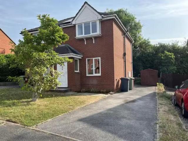 Just in! 1 BA 2 bedroom semi detached house for rent in Maple.