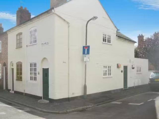 Unique 1 BA 2 bedroom semi detached house for rent in Ryland S.