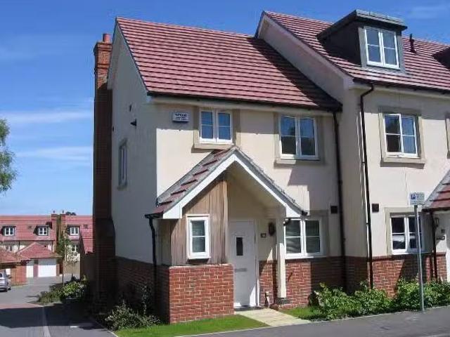 For Rent! 1 BA 2 bedroom property to let in North Close, Lymin.
