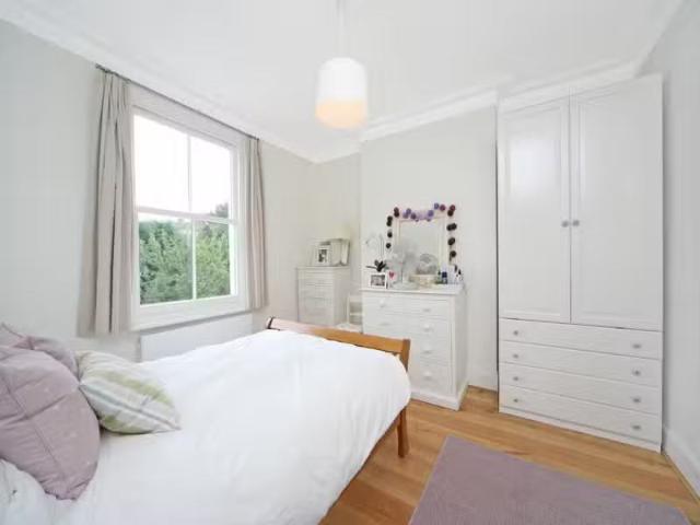 Nice 1 BA 2 bedroom property to let in Lebanon Park, Twickenha.