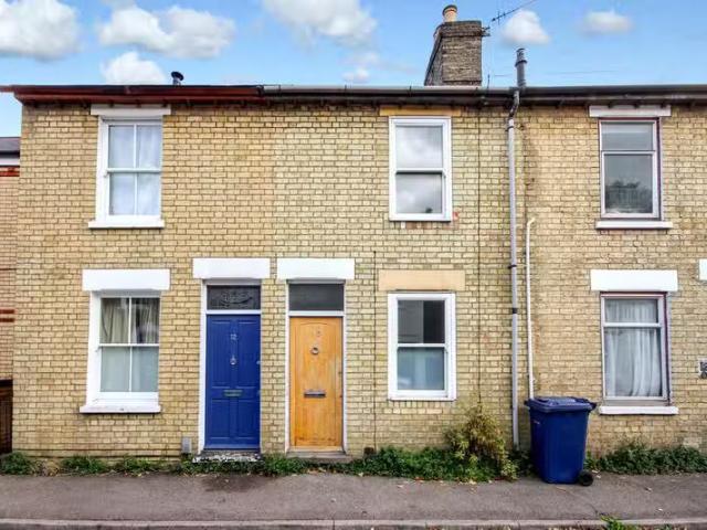 Cheap 1 BA 2 bedroom terraced house for rent in Catharine Stre.