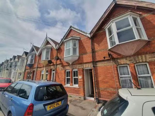 Just in! 1 BA 2 bedroom terraced house for rent in Ferndale Ro.