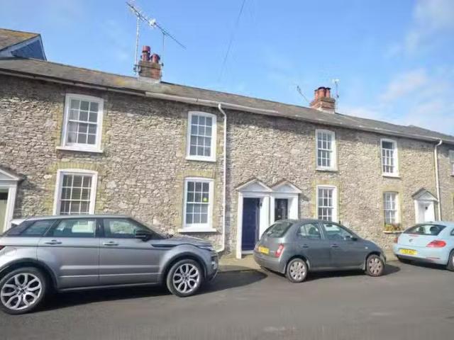 Nice 1 BA 2 bedroom terraced house for rent in Surrey Street.