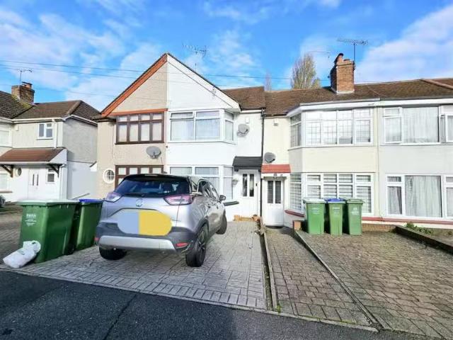 Cozy 1 BA 2 bedroom terraced house for rent in Parkside Avenue.