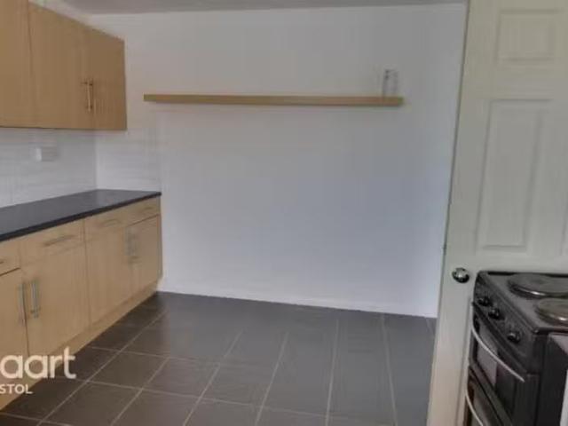 Cheap 1 BA 3 bedroom apartment for rent in Cranleigh Court Roa.