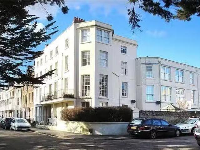 Charming 1 BA 3 bedroom apartment for rent in South Terrace, L.