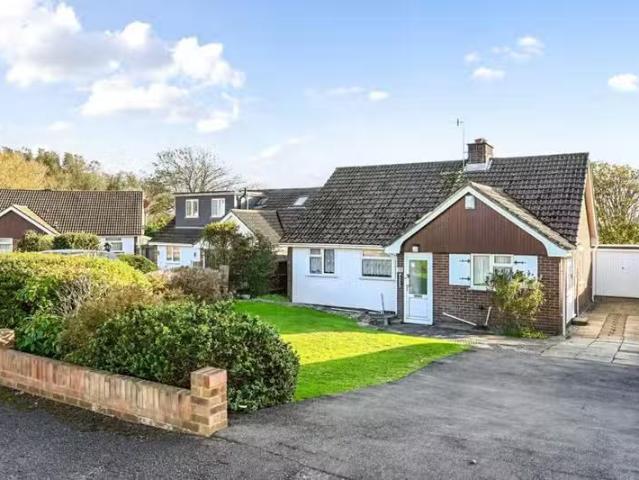 Charming 1 BA 3 bedroom bungalow for rent in Downside Close, S.