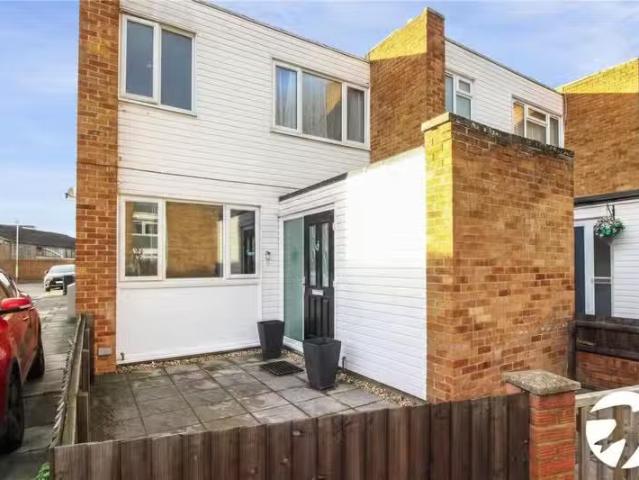 Cheap 1 BA 3 bedroom end of terrace house for rent in Tooley S.
