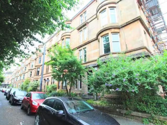 Cheap 1 BA 3 bedroom flat for rent in Woodlands Drive, Glasgow.