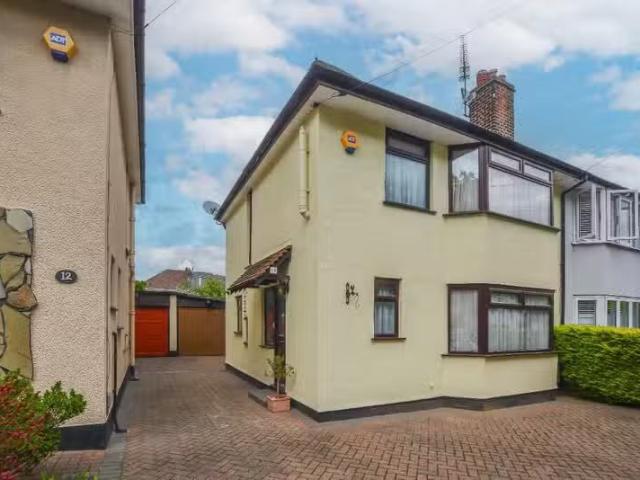 Rental! 1 BA 3 bedroom house for rent in Warescot Close, Brent.