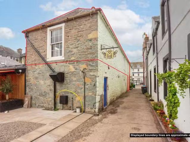 For Rent! 1 BA 3 bedroom maisonette for rent in partson Street.