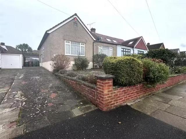 Charming 1 BA 3 bedroom semi detached bungalow for rent in Ver.