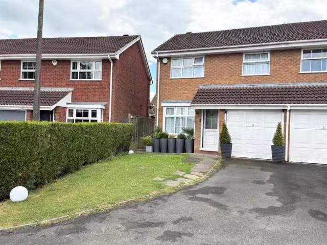 Deal! 1 BA 3 bedroom semi detached house for rent in Woodbury.
