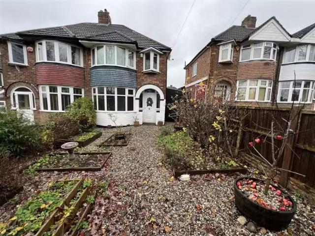 Nice 1 BA 3 bedroom semi detached house for rent in Broad Mead.