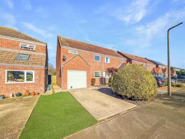 Unique 1 BA 3 bedroom semi detached house for rent in Chaney R.