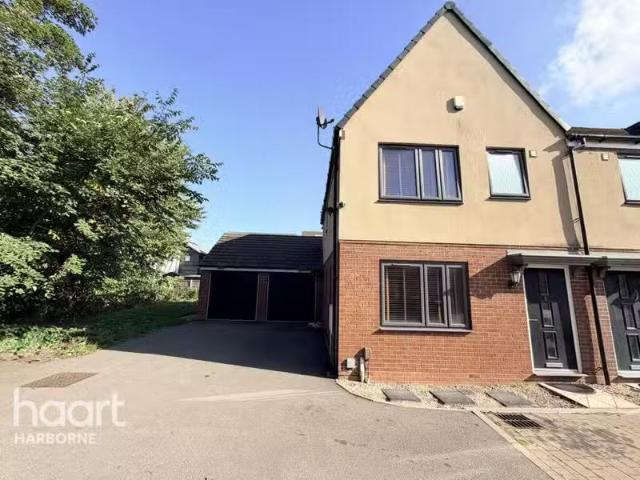 Rental! 1 BA 3 bedroom semi detached house for rent in Cottrel.