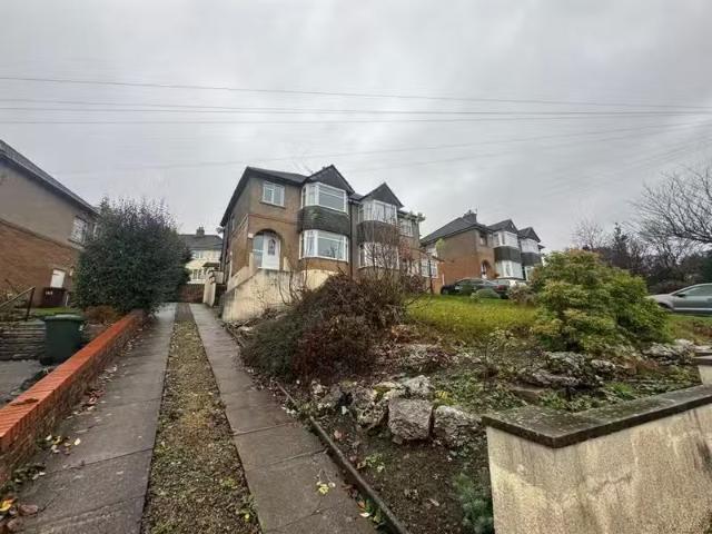 Cheap 1 BA 3 bedroom semi detached house for rent in Fell Lane.