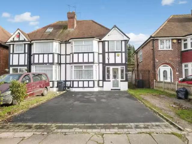 Unique 1 BA 3 bedroom semi detached house for rent in Fox Holl.