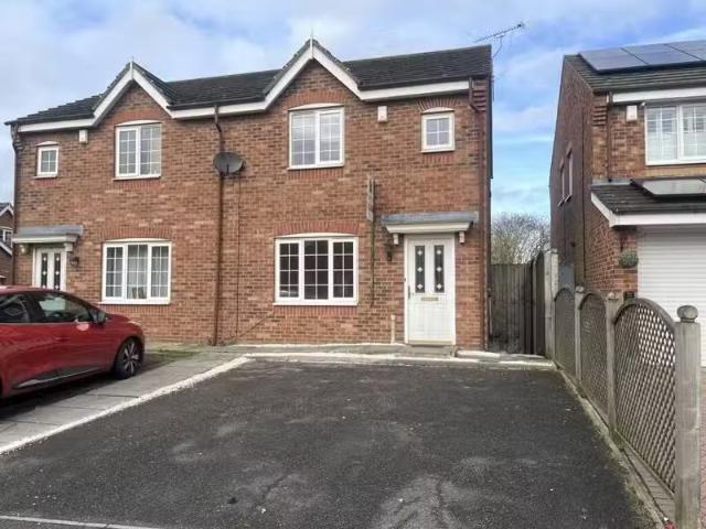 Cheap 1 BA 3 bedroom semi detached house for rent in Old Schoo.