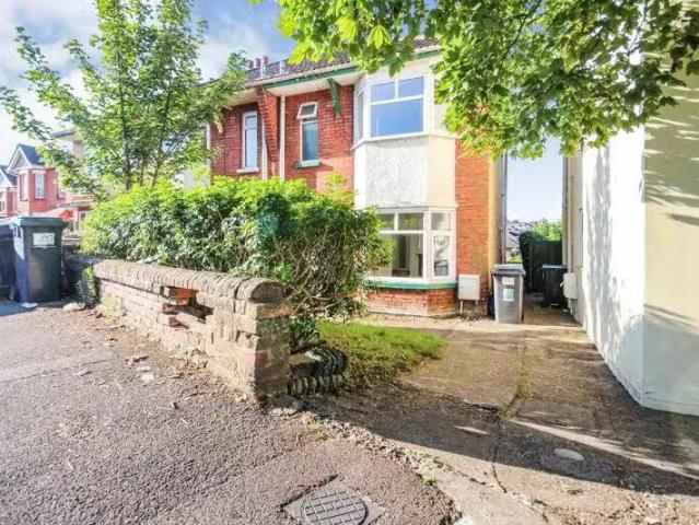 For Rent! 1 BA 3 bedroom semi detached house for rent in Pine.