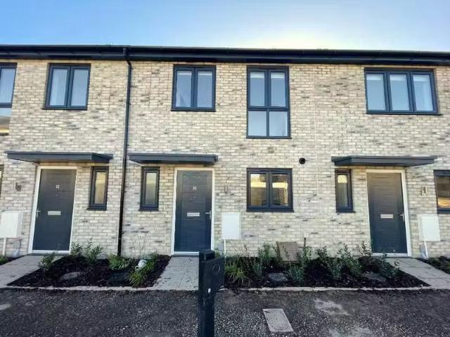 Cheap 1 BA 3 bedroom terraced house for rent in Bennett Close.