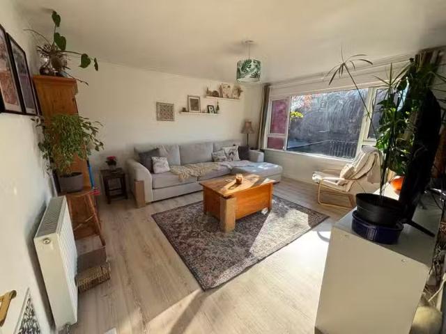 Cozy 1 BA 3 bedroom terraced house for rent in Millstone Place.