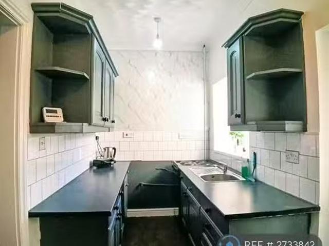 Nice 1 BA 3 bedroom terraced house for rent in Station View, W.
