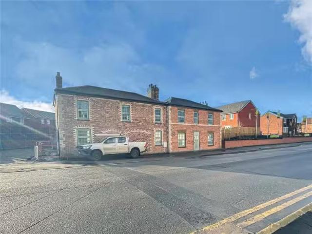 Just in! 1 BA 3 bedroom terraced house for rent in Watling Str.