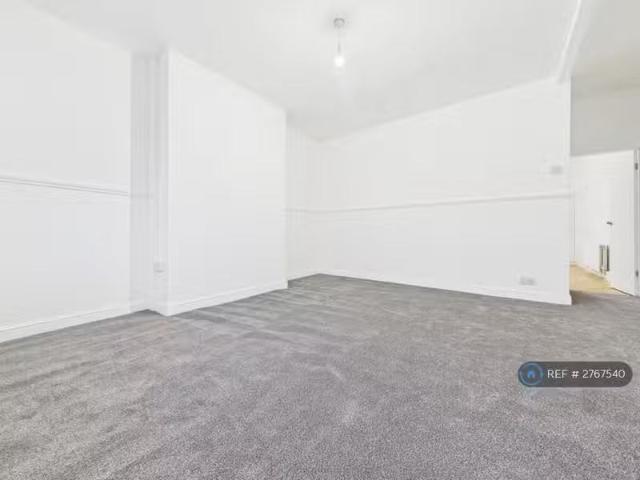 Just in! 1 BA 3 bedroom terraced house for rent in Westmorelan.