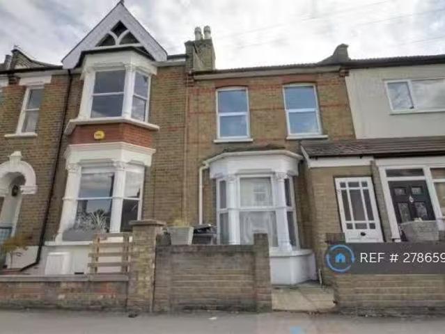 Deal! 1 BA 3 bedroom terraced house for rent in The Links, Lon.