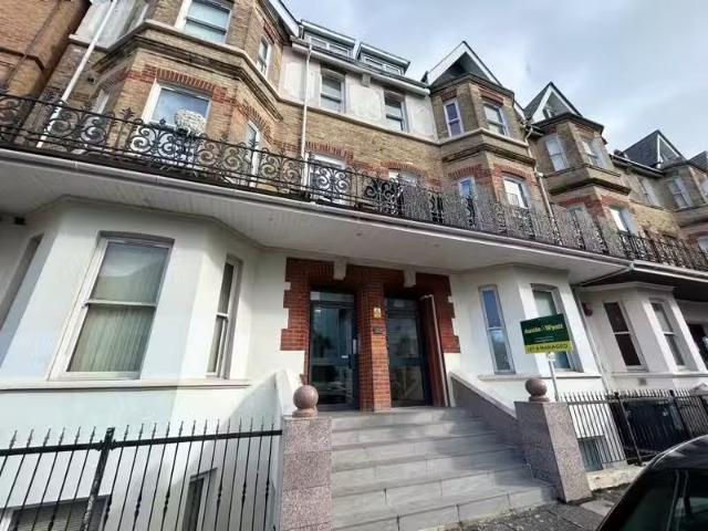 For Rent! 1 BA Studio flat for rent in West Hill Road, Bournem.