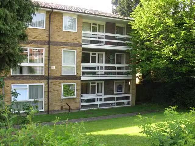 Charming 1 BA Studio flat for rent in Croydon Road, Caterham.