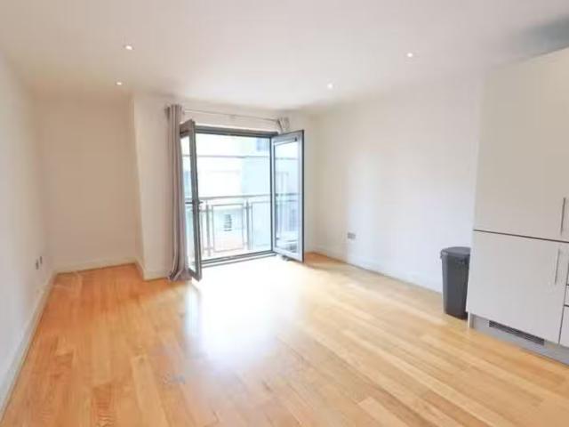 Nice 1 bedroom apartment for rent in Central Quay North, Broad.
