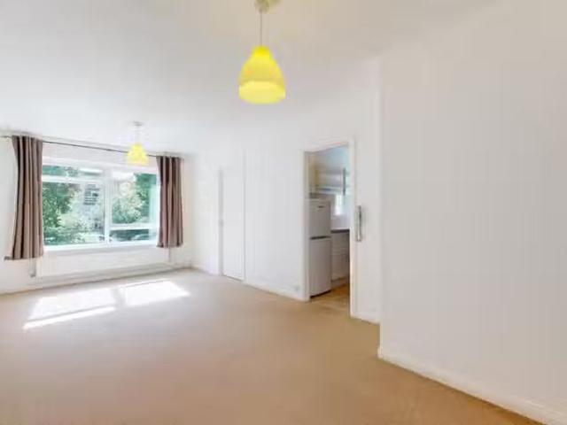 For Rent! 1 bedroom apartment for rent in Hayne Road, Beckenha.