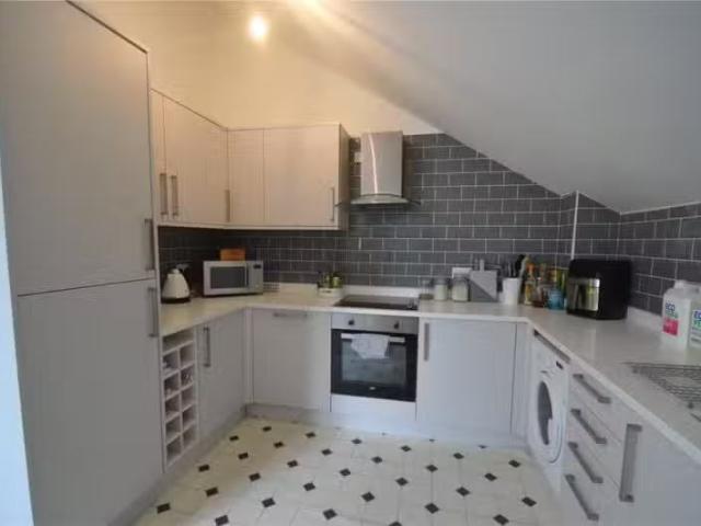 Just in! 1 bedroom apartment for rent in Roke Road, Kenley, Su.