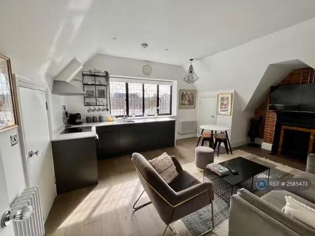 Charming 1 bedroom flat for rent in High Street, Epping, CM16