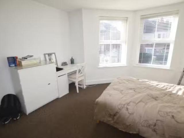 Deal! 1 bedroom flat share for rent in Alumhurst Road, Bournem.